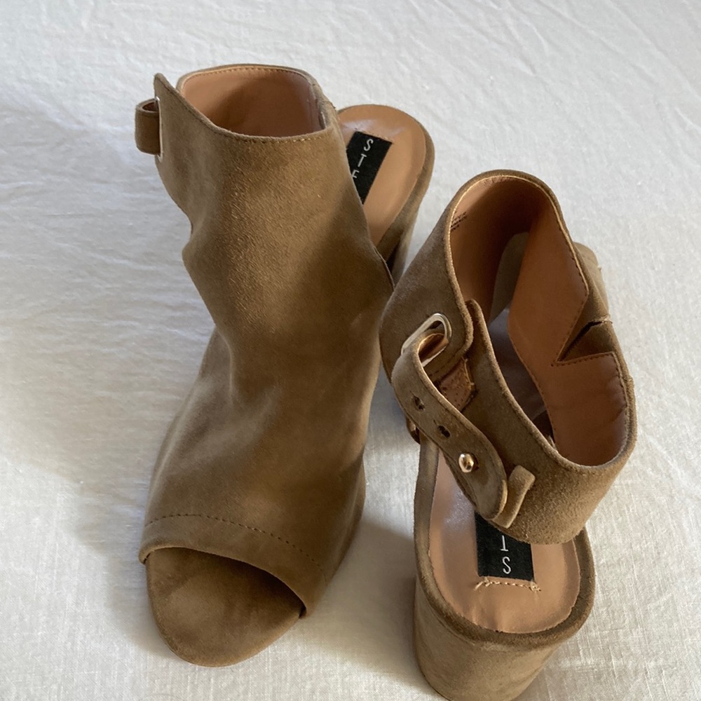 Steve Madden tan suede sandals in size 7 1/2.